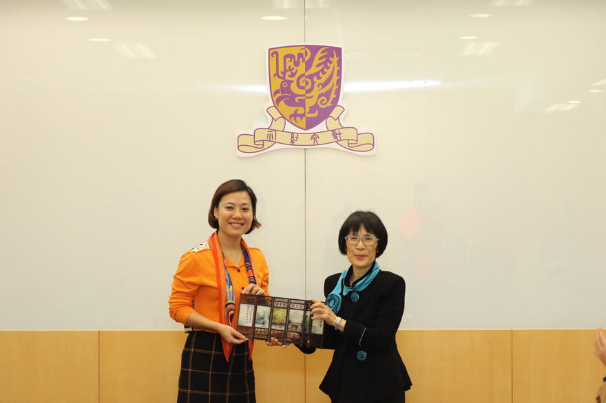 張妙清教授向詹美清女士致送紀念品，以感謝立橋金融集團慷慨捐款支持中大香港亞太研究所。
