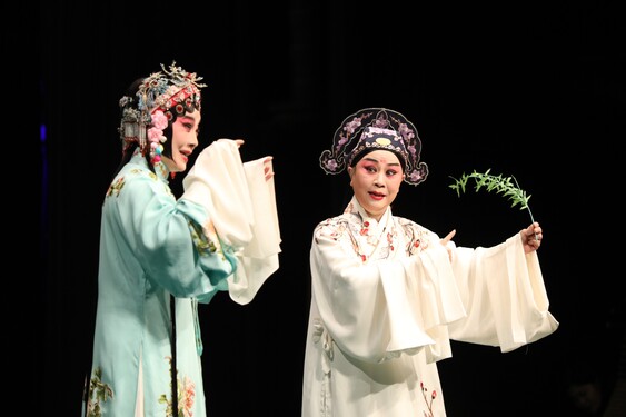 Ms. Yue Meiti and Ms. Zhang Jingxian perform Kunqu.<br />
<br />
