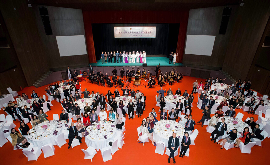 Group photo of all distinguished guests.
