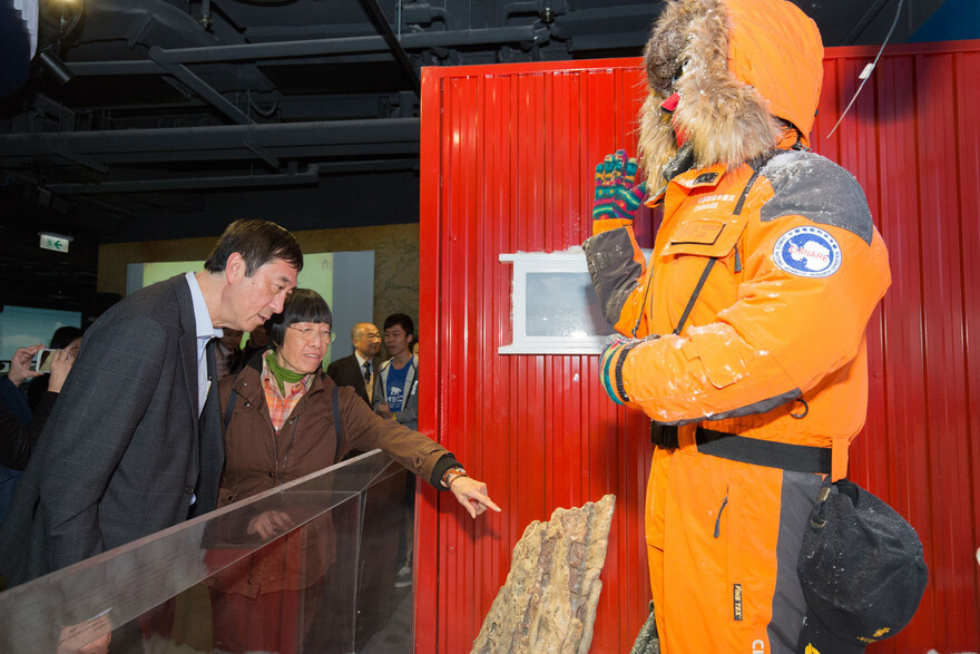 The guests visit the Jockey Club Museum of Climate Change.

