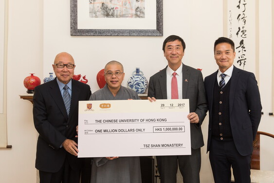 Venerable Thong Hong (2nd left), in the company of Mr Chong Hok-shan (1st left), Member, Board of Directors of Tsz Shan Monastery, presents a cheque to Professor Joseph Sung and Professor Samuel Wong.<br />
