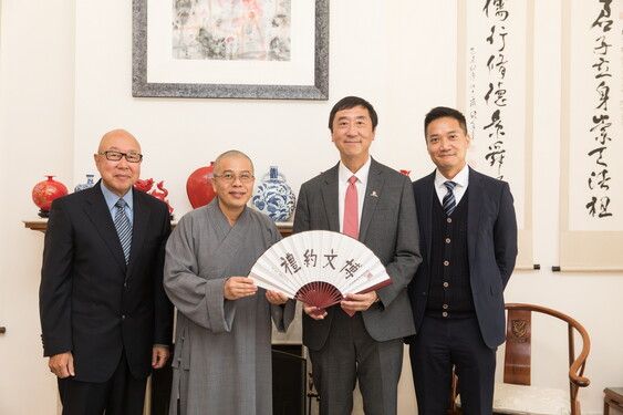 Prof. Joseph Sung presents a souvenir to Venerable Thong Hong.<br />

