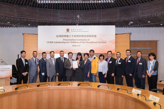 The Honourable Lee Ka-chiu, John presents a certificate to Lee Kiu-wing (7th from left).<br />
