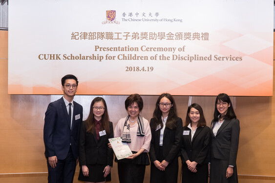 Scholarship recipients present their thank you letters to Dr Anita Leung.<br />
