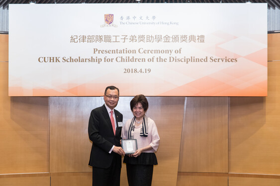 Mr Eric Ng presents a souvenir to Dr Anita Leung.<br />
