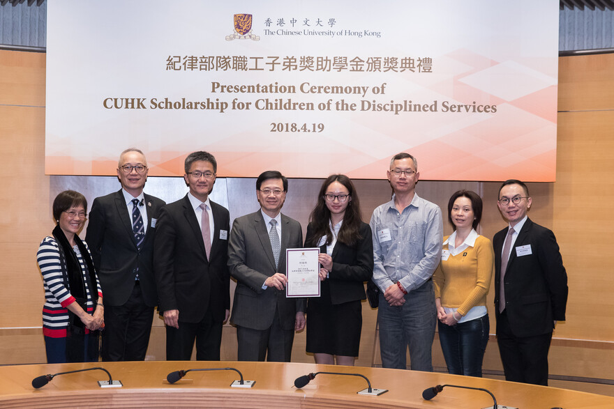 The Honourable Lee Ka-chiu, John presents a certificate to Ho Wing-yan (4th from right).
