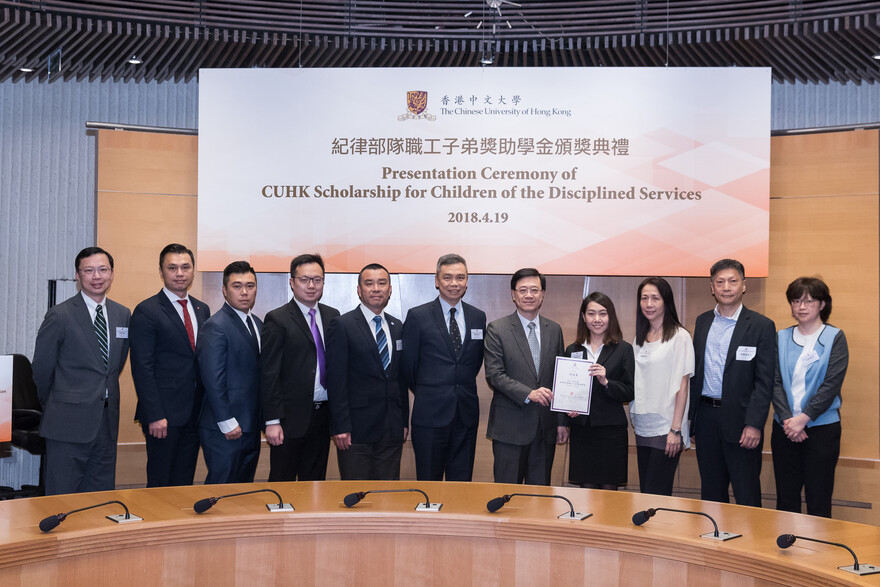 The Honourable Lee Ka-chiu, John presents a certificate to Lam Hiu-wai (4th from right).
