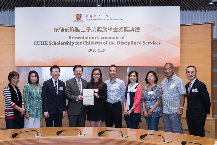 The Honourable Lee Ka-chiu, John presents a certificate to Kwan Hoi-lam (5th from left).
