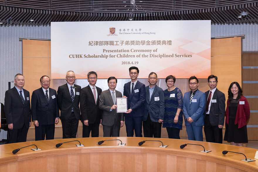 The Honourable Lee Ka-chiu, John presents a certificate to Ling Yao-man (6th from left).
