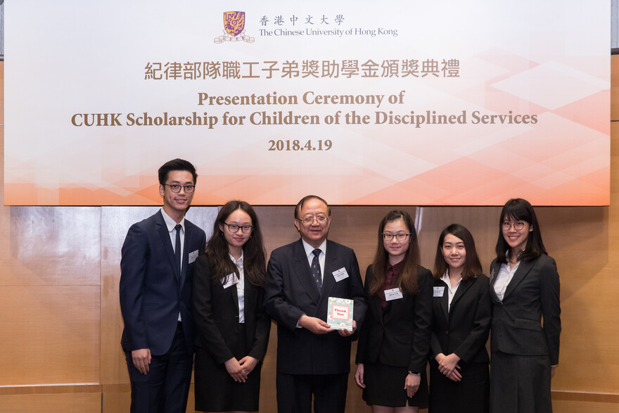 Scholarship recipients present a thank you card to Professor Joseph Lau, Master of Lee Woo Sing College, CUHK.
