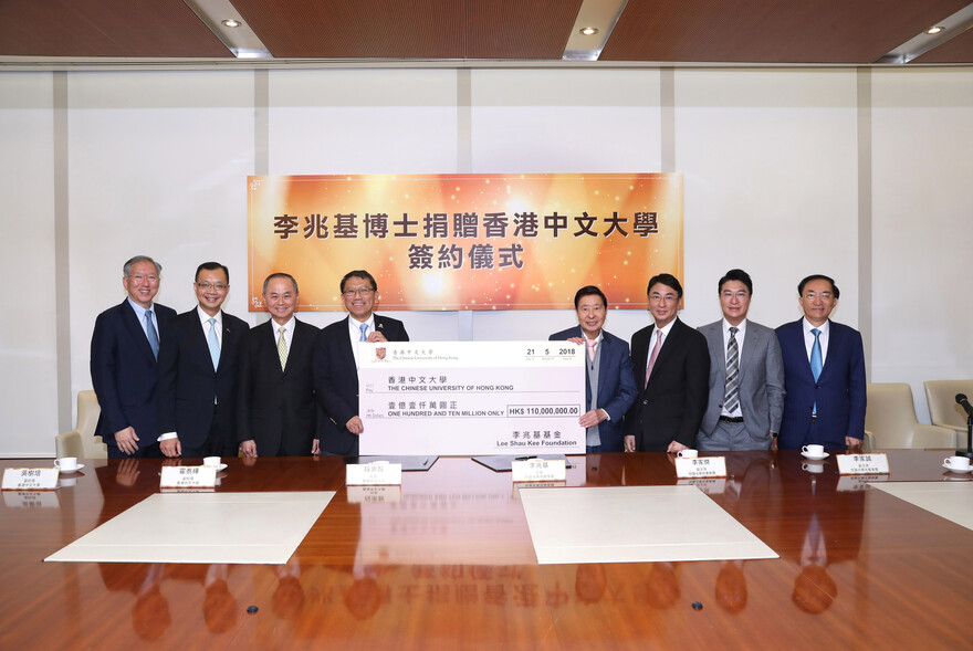 Dr Lee Shau-kee and The Chinese University of Hong Kong signed the donation agreement. (From left to right: Prof Nelson Chen, Director of School of Architecture of CUHK; Mr Eric Ng, Vice-President of CUHK; Prof Fok Tai-fai, Pro-Vice-Chancellor and Vice-President of CUHK; Prof Rocky Tuan, Vice-Chancellor and President of CUHK; Dr Lee Shau-kee, Chairman of Henderson Land Group; Dr Peter Lee, Vice Chairman of Henderson Land Group; Mr Martin Lee, Vice Chairman of Henderson Land Group; Dr Colin Lam, Vice Chairman of Henderson Land Group) 