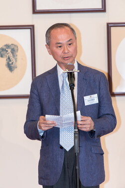 Professor Fok Tai-fai expresses his sincere gratitude towards Dr Xie Chunling.<br />
