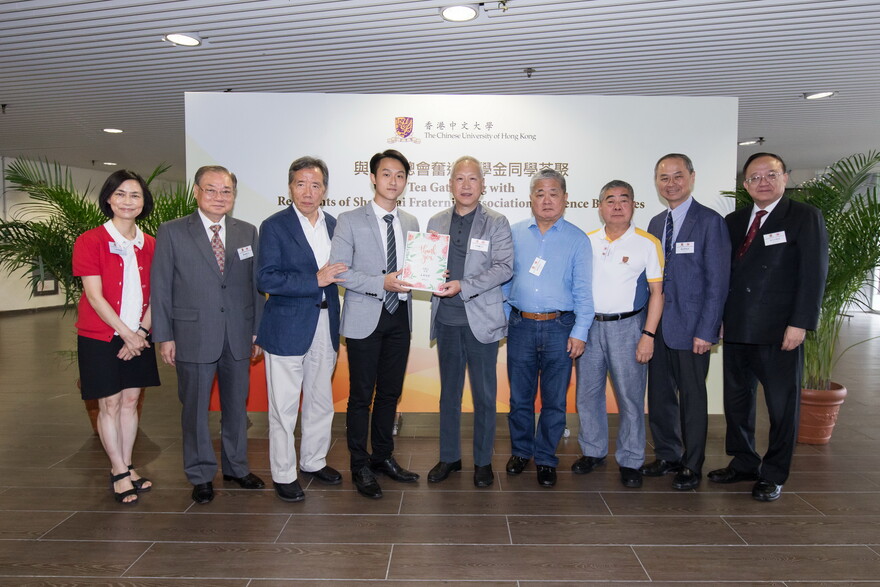 Tsang Heung-kam represents all recipients to present their thank you letters to Mr William Lee Tak-lun and members of Shanghai Fraternity Association Hong Kong Limited.
