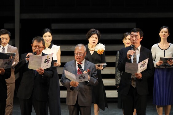 香港中文大學校董會主席梁乃鵬博士、多屆校長、副校長及院長，聯同教職員、校友及學生，破天荒攜手演出《摯愛》舞台劇。