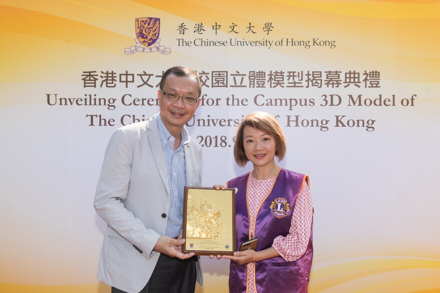 Mr Eric Ng presents a souvenir to Ms Sophia Yung.
