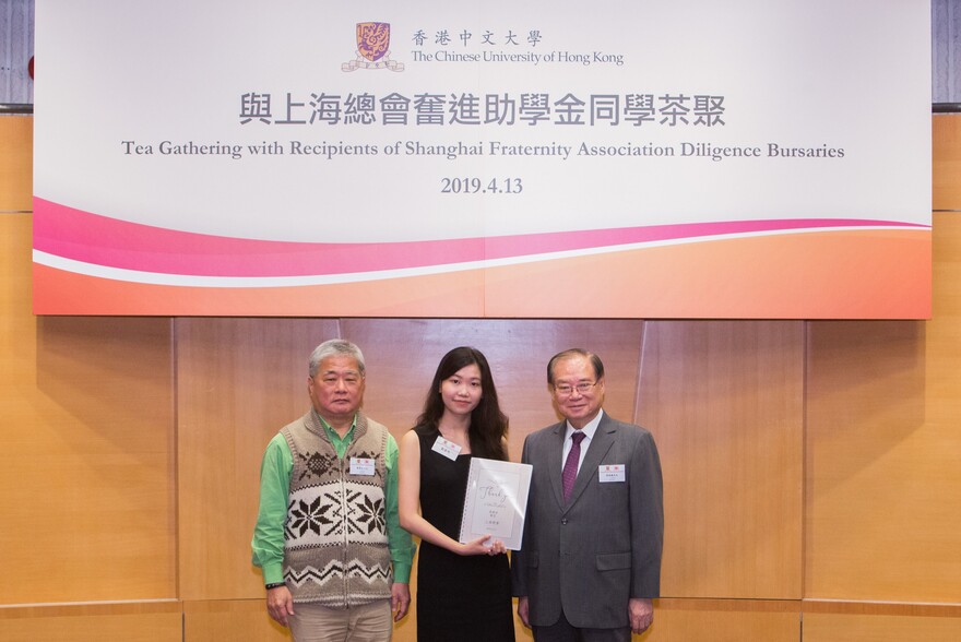 Mr Lui Chun-fan (right) and Mr Jimmy Jim represent Shanghai Fraternity Association Hong Kong Limited to receive the thank you letters written by all bursaries recipients.