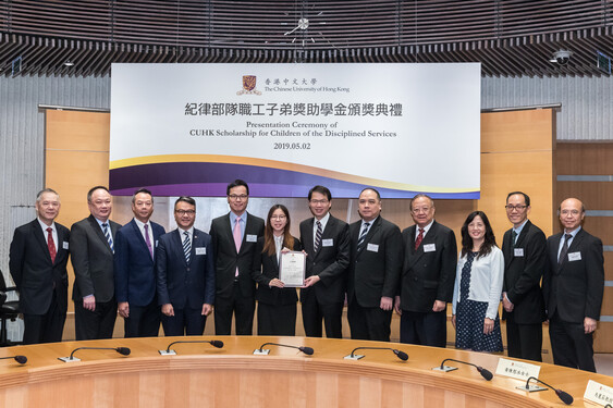 Mr Sonny Au presents a certificate to Wong Long-in (6th from left).