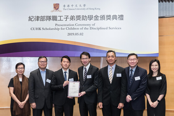 Mr Sonny Au presents a certificate to Ying Luk-hin, Michael (3rd from left).