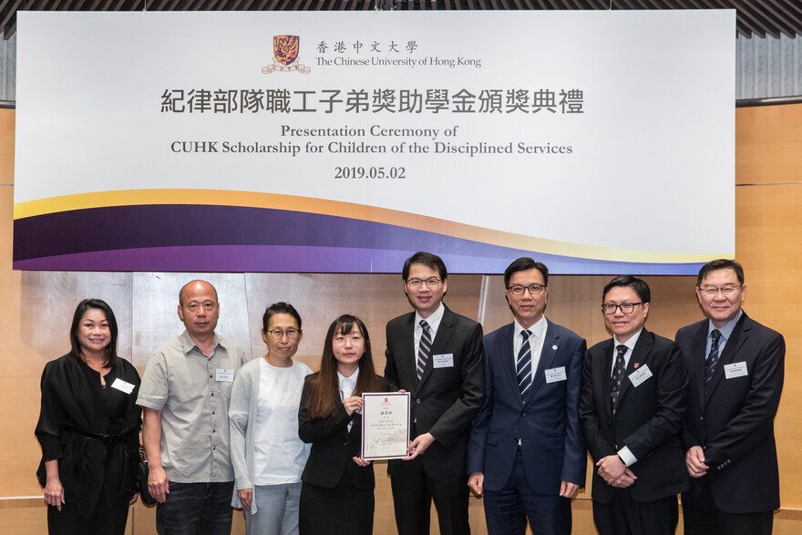 Mr Sonny Au presents a certificate to Lam Tsz-yan (4th from left).