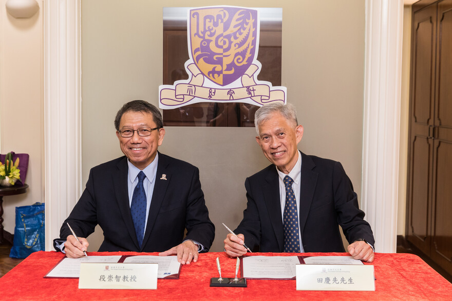 Mr Tin Hing-sin, Chairman of the Board of Directors of Tin Ka Ping Foundation, and Professor Rocky Tuan sign a memoranda of understanding.

