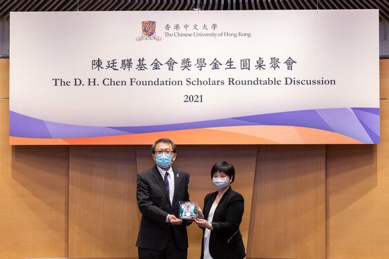 Professor Rocky Tuan presents a souvenir to Ms. Karen Cheung.