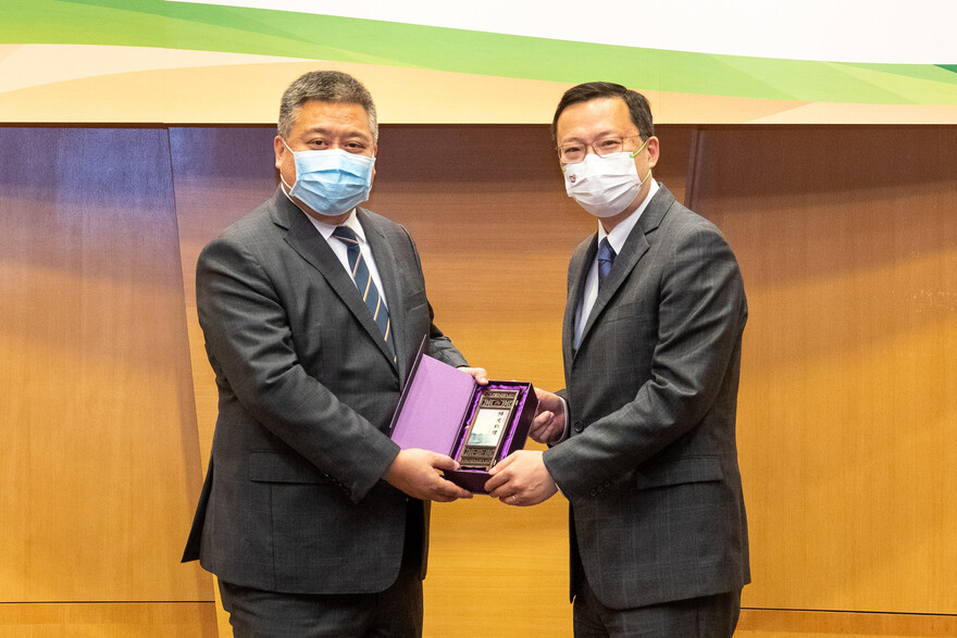 Professor Anthony Chan presented souvenir to Mr. Benedict Sin.