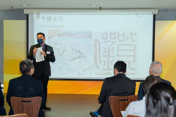 Dr Yau-yat, the Executive Director of Academy Of Chinese Studies, gave a seminar entitled ‘This is our Palace museum’.