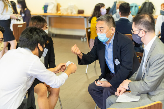 The awardees had a lively discussion with Mr. Chao Kee-tung, the Vice-President of Shanghai Fraternity Association Hong Kong Limited.