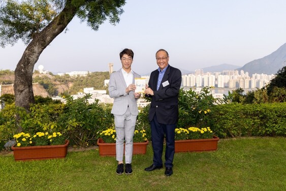 获奖学生代表致送感谢信予文物馆馆友会，由会长莫华升先生代表接收。