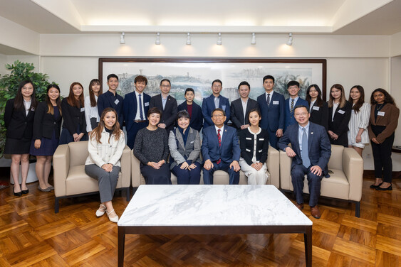 Group photo of honourable guests from The D. H. Chen Foundation, representatives from CUHK and scholars