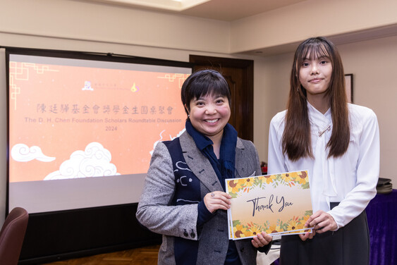 Student representative, Lam Tsz Ching, presented thank you cards to The D. H. Chen Foundation