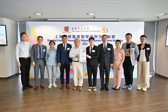 Li Chak-him represented all recipients of Shanghai Fraternity Association Diligence Bursaries to give thank you letters