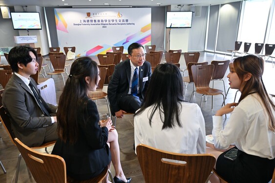 The recipients share their learning experiences in CUHK with Professor Anthony Chan Tak-cheung, Pro-Vice-Chancellor of CUHK