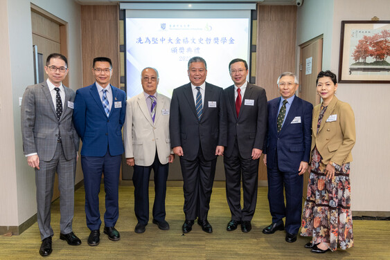 Group photo of honourable guests and representatives from CUHK