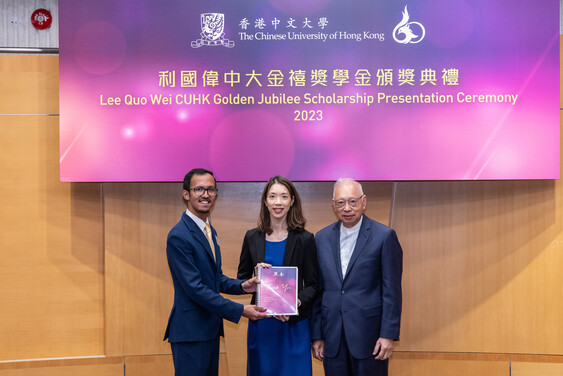 On behalf of all scholarship recipients, Arnav Sethi presented thank you letters to Mr Thomas Liang and Ms Michelle Liang