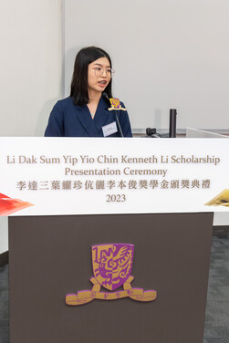 就读香港中文大学的苏泳茵同学代表得奖学生向李达三博士及李本俊先生表达衷心感谢