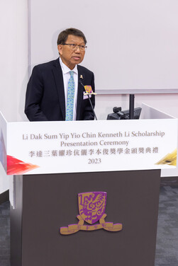 Professor Rocky Tuan delivered a welcome speech to honorable guests and recipients<br />
<br />
