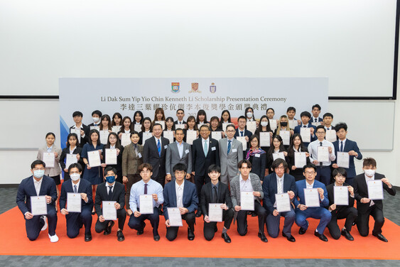 Group Photo of Mr Kenneth Li, scholarship recipients and management of CUHK<br />
