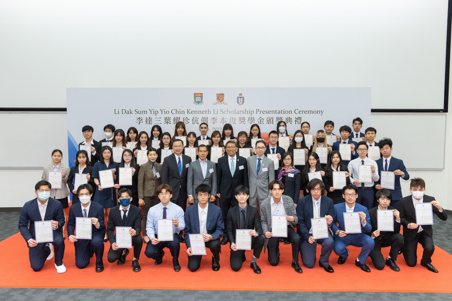 Group Photo of Mr Kenneth Li, scholarship recipients and management of CUHK
