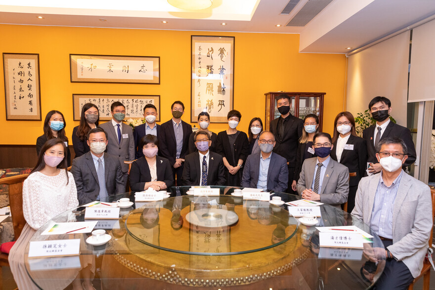 Group photo of honourable guests and scholars. 