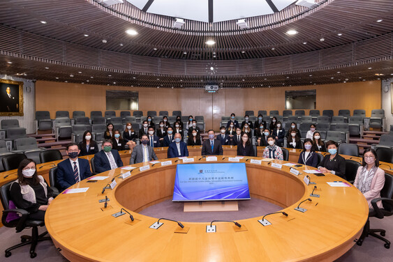 Group photo of honourable guests and scholars<br />
