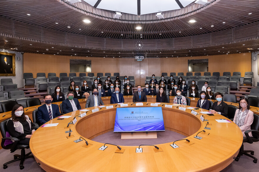 Group photo of honourable guests and scholars
