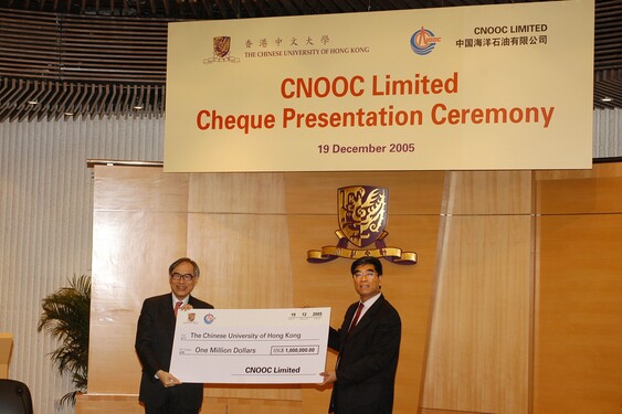 Mr Fu Cheng Yu, President of CNOOC, Chairman and Chief Executive Officer of CNOOC Limited (right) presented a cheque to Professor Lawrence J. Lau, Vice-Chancellor of CUHK (left).