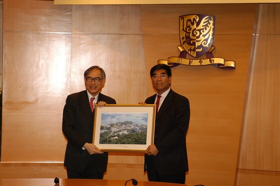 Professor Lawrence J. Lau (left) presented a campus photo of CUHK to Mr Fu Cheng Yu (right).
