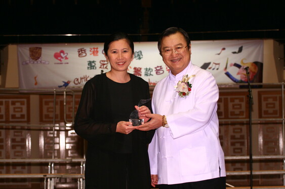 Dr. Charles Wang, Convenor of the Organizing Committee of the Concert (right), presenting a souvenir to Ms. Kathy Fok, Music Director and Principal Conductor of HKCC (left).