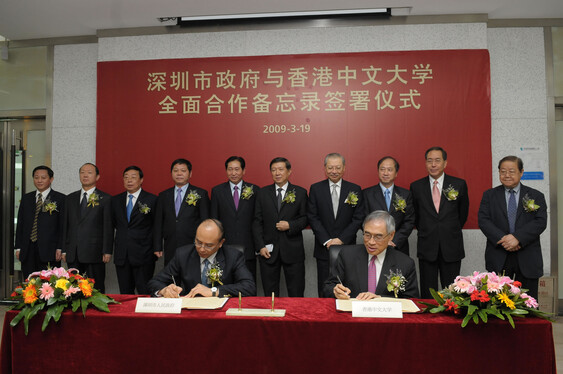 Mr. Xu Qin (left, front), Standing Committee of Shenzhen Municipal Party Committee and Deputy Mayor of Shenzhen; and Professor Lawrence J. Lau (right, front), Vice-Chancellor of CUHK, signs a memorandum of cooperation to promote the collaboration between Shenzhen and CUHK.