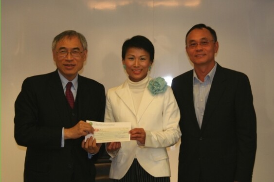 HK & Macau Taiwanese Charity Fund Limited presented a donation cheque to CUHK on December 3, 2009.  From left: Professor Lawrence J. Lau, Vice-Chancellor of CUHK; Ms. Angelique Yeh, Vice-Chairman of the Fund; and Mr. Patrick Tam, representative from the Fund.