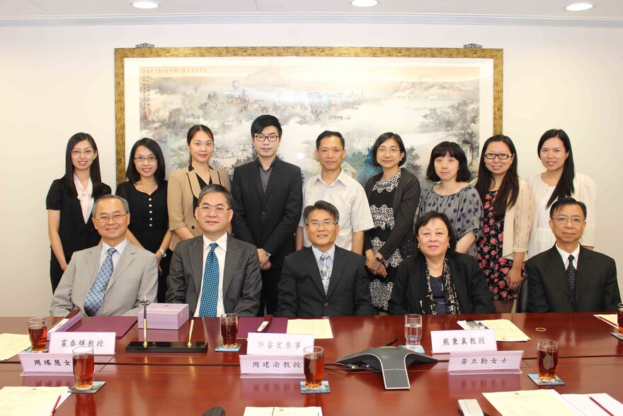 前排左起：中大副校长霍泰辉教授、驻香港台北经济文化办事处联络组组长黄新华先生、驻香港台北经济文化办事处首席副组长兼教育部派驻人员教育参事许睿宏先生、中大人文学科研究所所长熊秉真教授，及驻香港台北经济文化办事处教育项目副主任麦绍江先生。后排左起：中大拓展及筹募处经理冼曼心女士、中大拓展及筹募处助理经理黄咏茵女士、中大拓展及筹募处助理经理周美怡女士、中大拓展及筹募处助理处长林汇哲先生、中大人文学科研究所副所长周建渝教授、中大拓展及筹募处处长周瑶慧女士、中大学术交流处（国内事务）副主任黄立勤女士、中大人文学科研究所助理主任梁芷茵小姐及谢翠瑶小姐。

