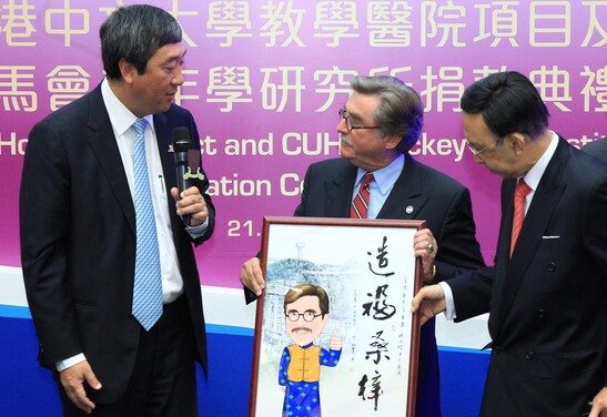 Prof. Joseph J.Y. Sung presents a souvenir with his calligraphy to Mr. T. Brian Stevenson, in appreciation of HKJC’s support to CUHK.