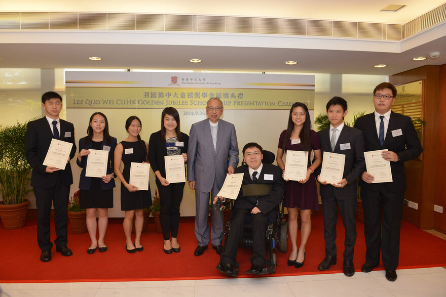 Mr Thomas C B Liang, Chief Executive of the Wei Lun Foundation, presented certificates to the recipients of 